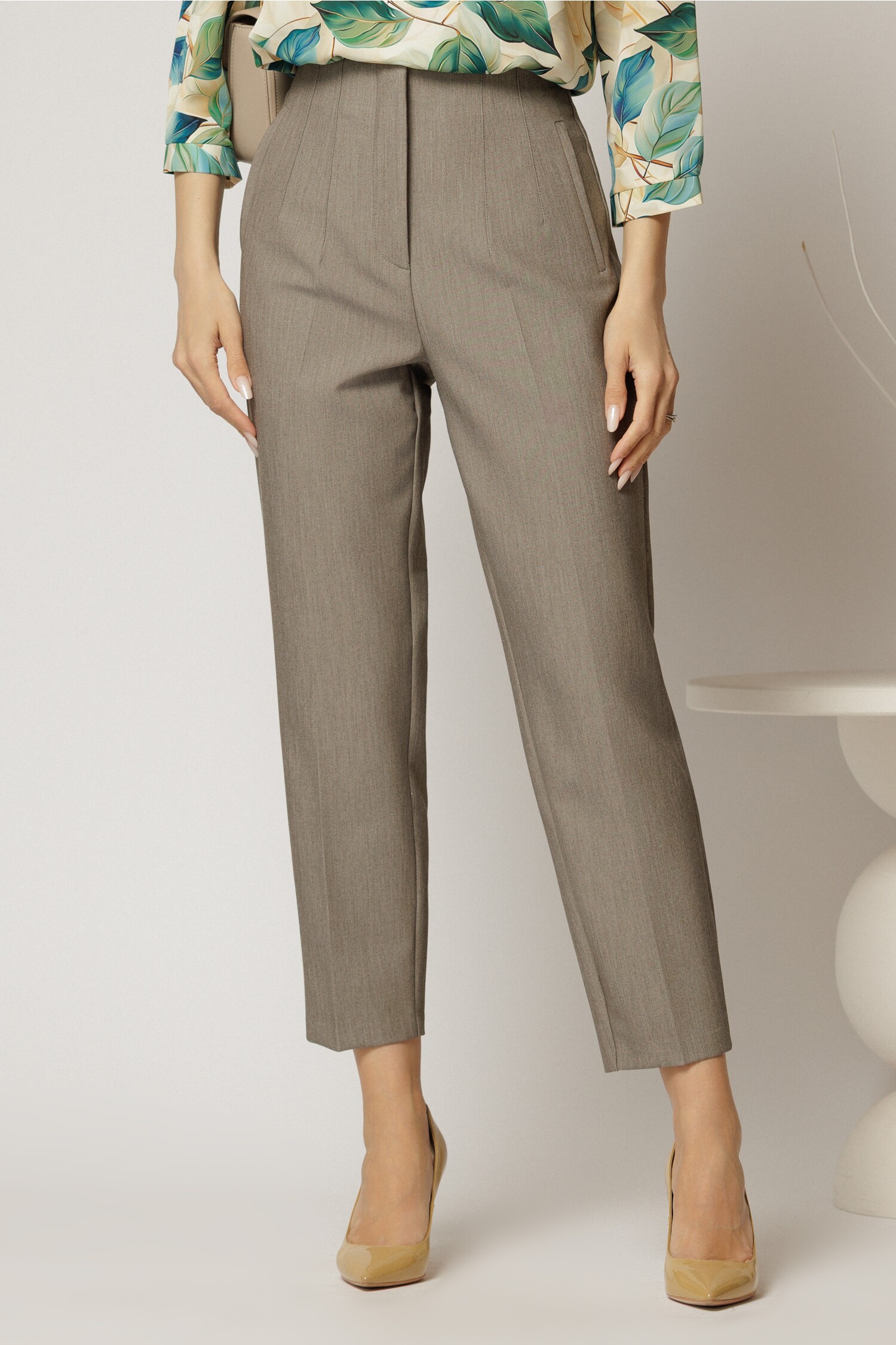 Pantaloni dama gri cu croi conic si pense pe talie