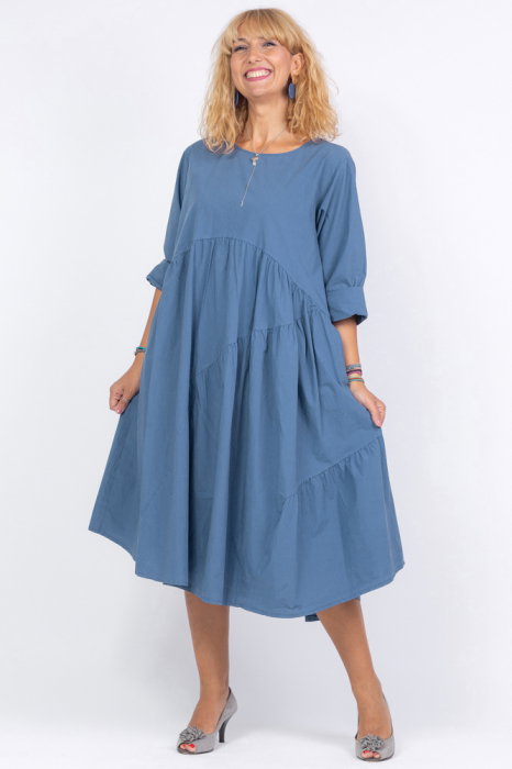 Rochie albastru jeans oversize, cu maneca scurta, cu trei volane asimetrice, din poplin satinat