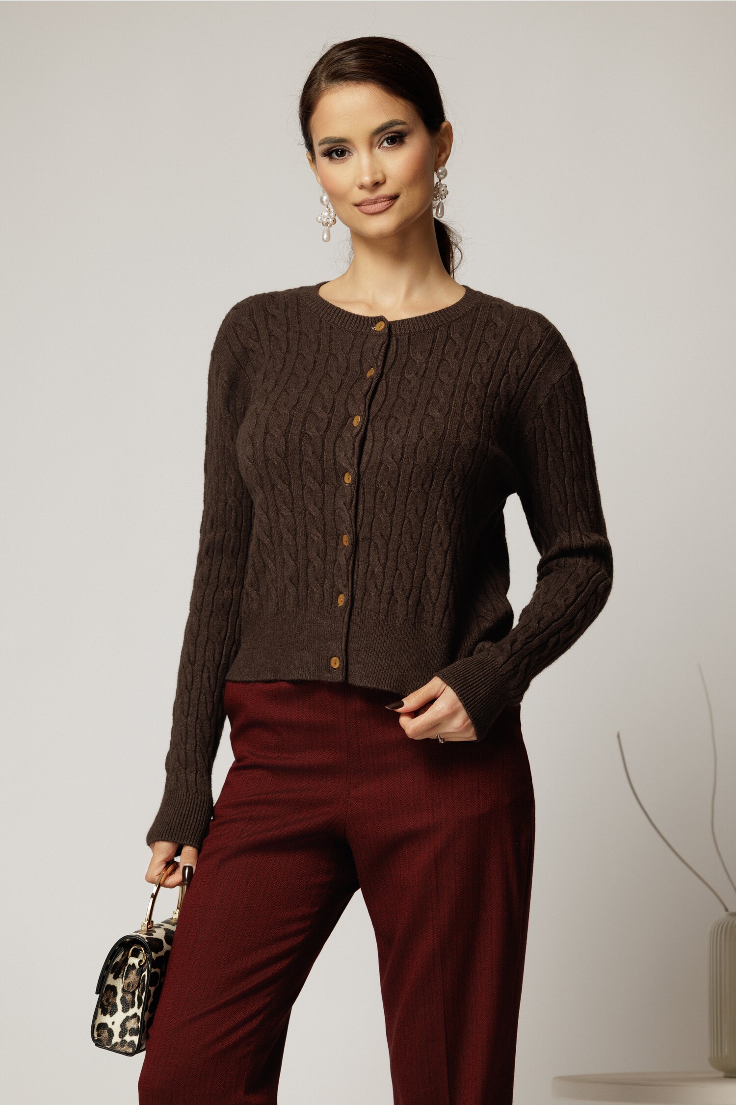 Pulover maro tricot nasturi - Elegant și confortabil