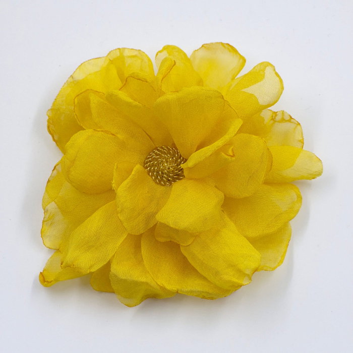 Brosa floare galbena cu diametru de 10 cm din voal matasos, cu clips pentru par