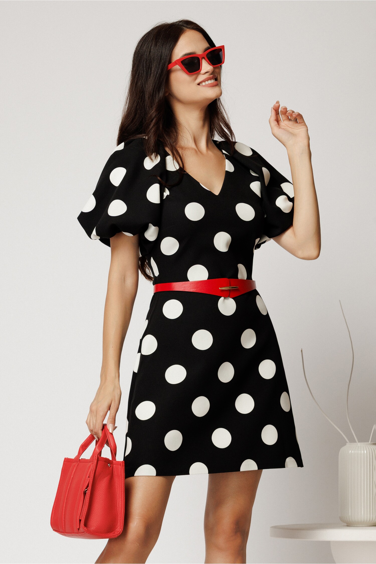 Rochie Neagră cu Buline - Eleganță și Stil