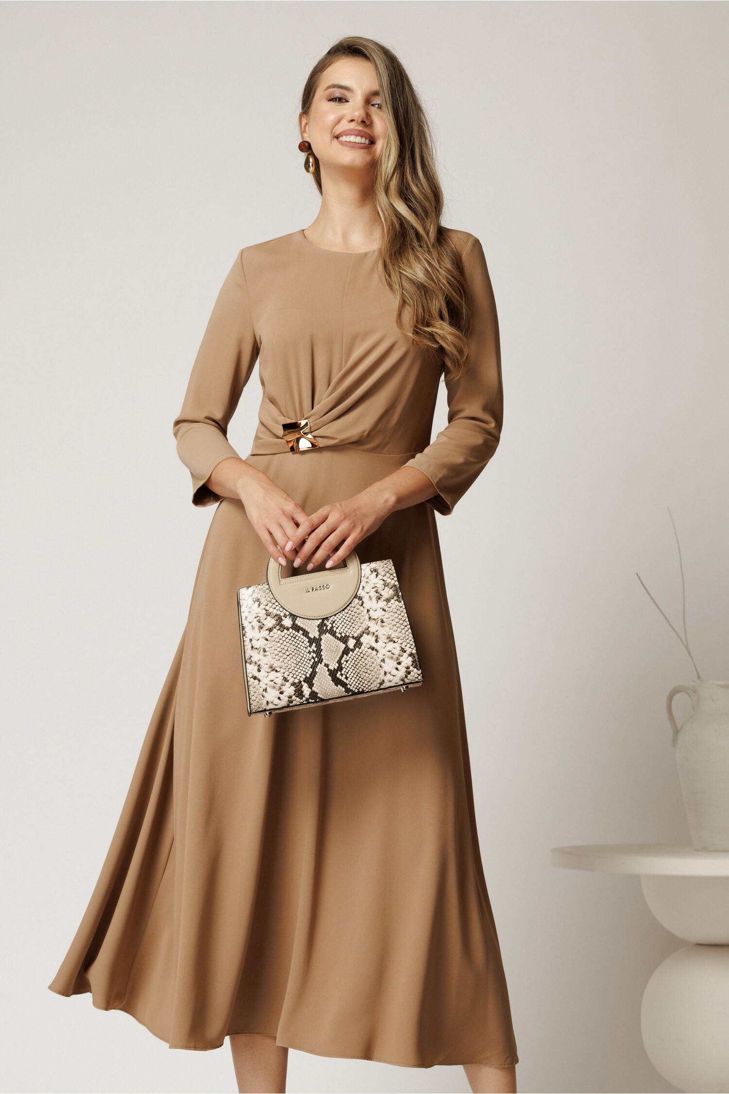 Rochie midi bej crep cu aplicatie metalica