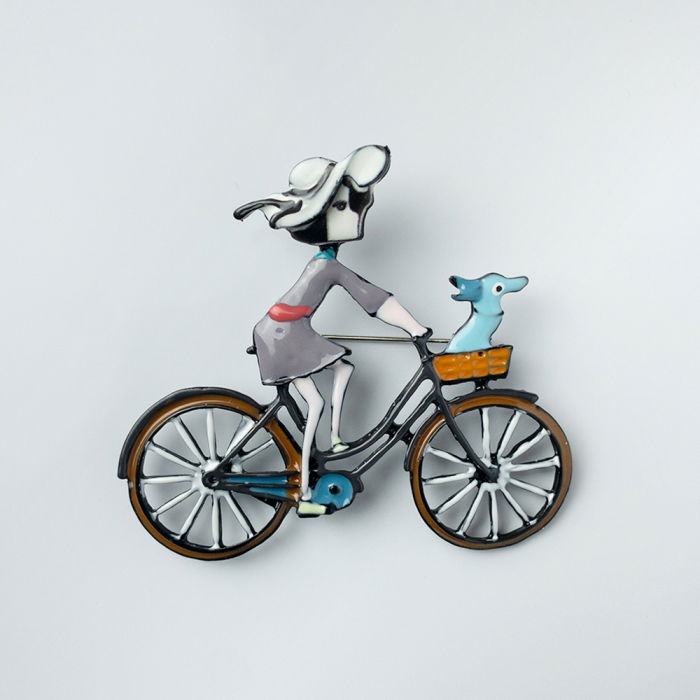 Brosa Metalică Fata pe Bicicletă | Shopika