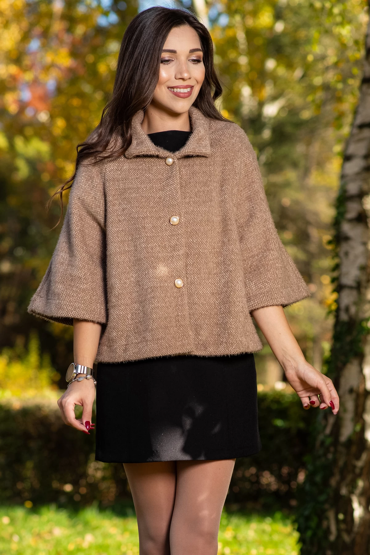 Capa Eleganta Inpuff Bej cu Nasturi Perla