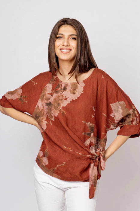 Bluza din in cu imprimeu floral watercolor si prindere laterala, fond caramiziu