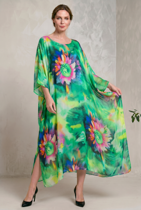 Rochie lunga din matase vaporoasa, croi lejer oversize tip kaftan, imprimeu artistic pe fond verde