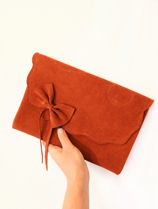 Plic caramiziu, din piele naturala intoarsa, cu fundita,handmade