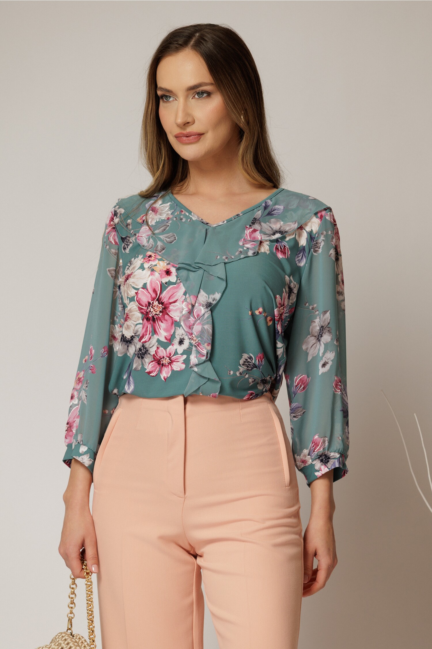 Bluza verde cu imprimeuri florale si volan pe bust