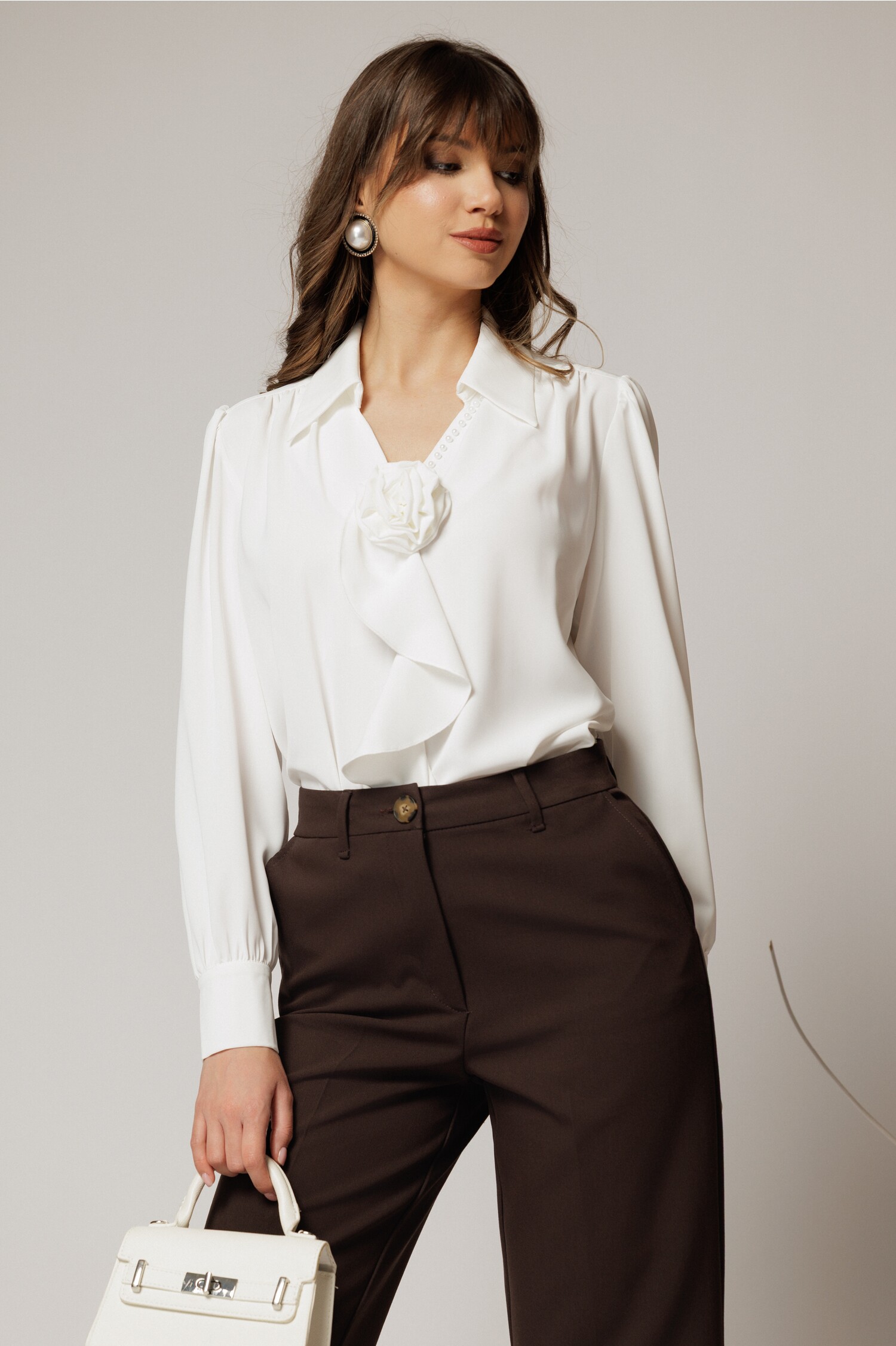 Bluză Alba Eleganță Voal Floral | Decolteu Perlute
