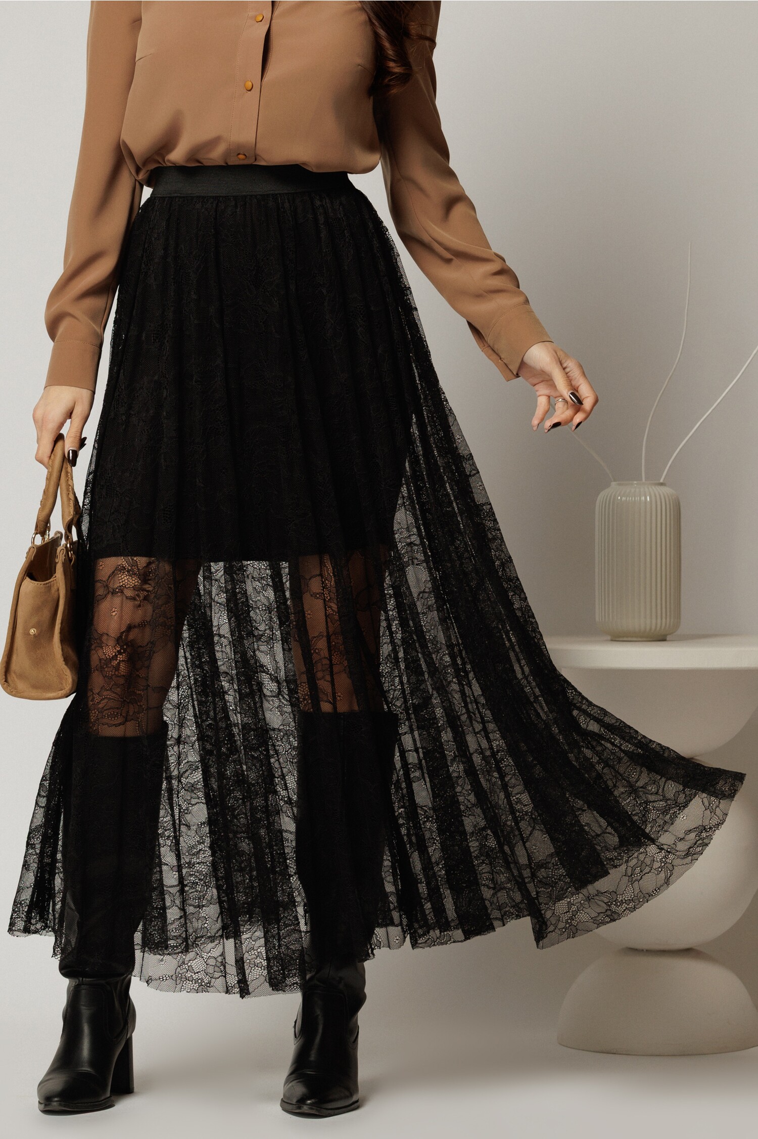 Fusta Midi Neagră din Dantela cu Elastic în Talie