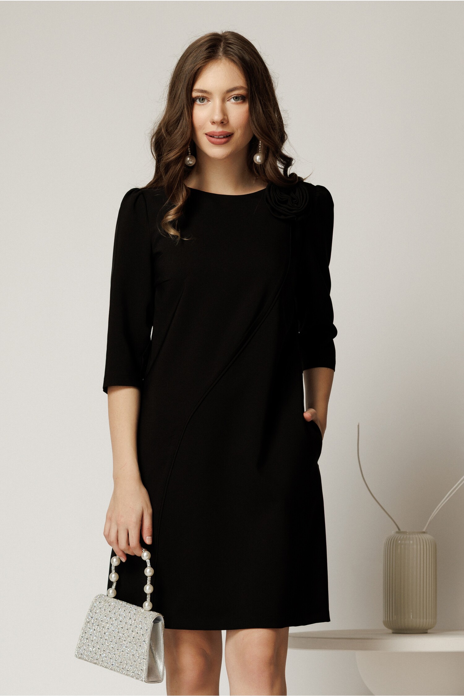 Rochie Office Elegantă cu Floare pe Umăr