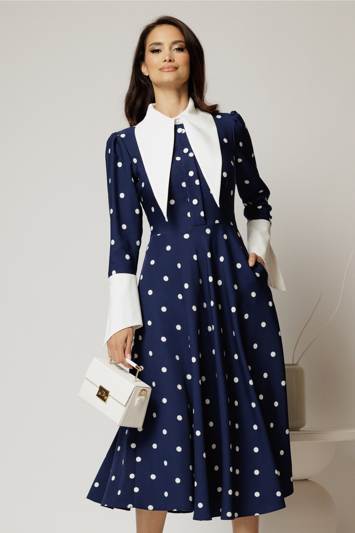 Rochie Midi Bleumarin cu Buline și Guler Ascuțit