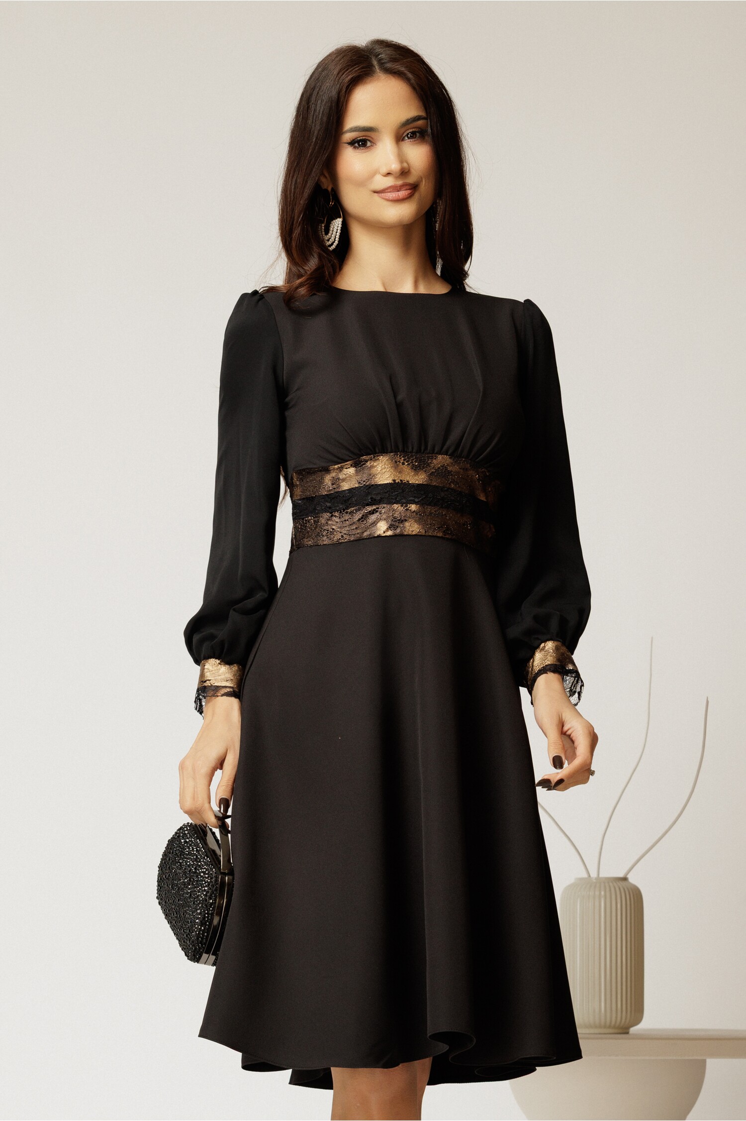 Rochie Neagră Elegantă cu Dantelă Aurie | Stil Sofisticat
