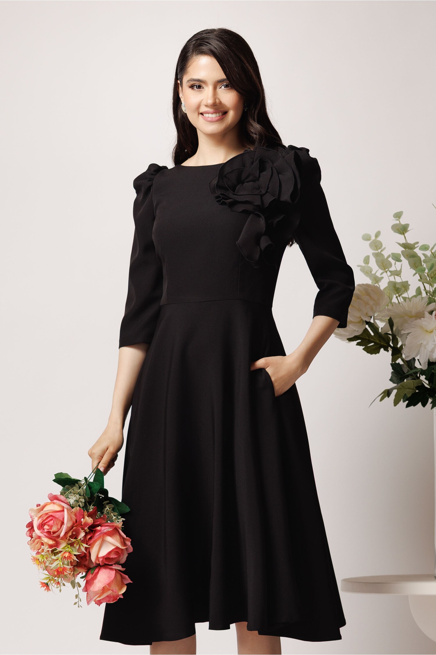 Rochie neagră stofă cu floare maxi office