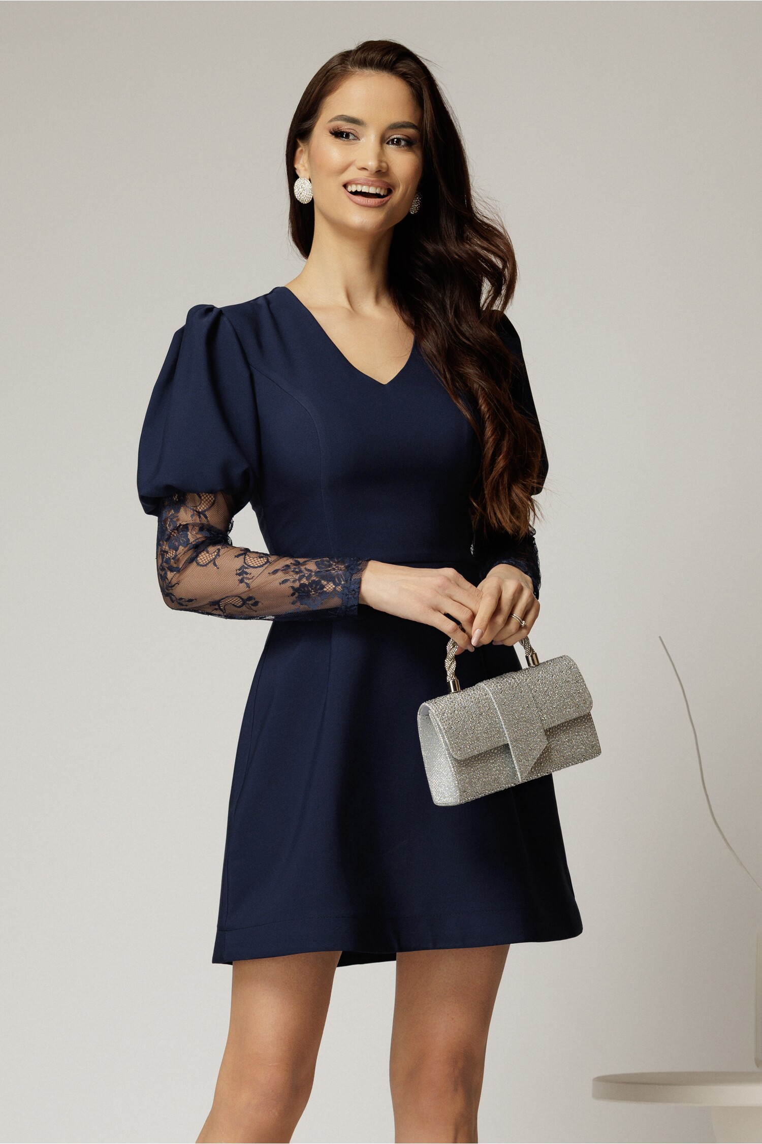 Rochie Scurtă Bleumarin cu Dantelă și Decolteu V