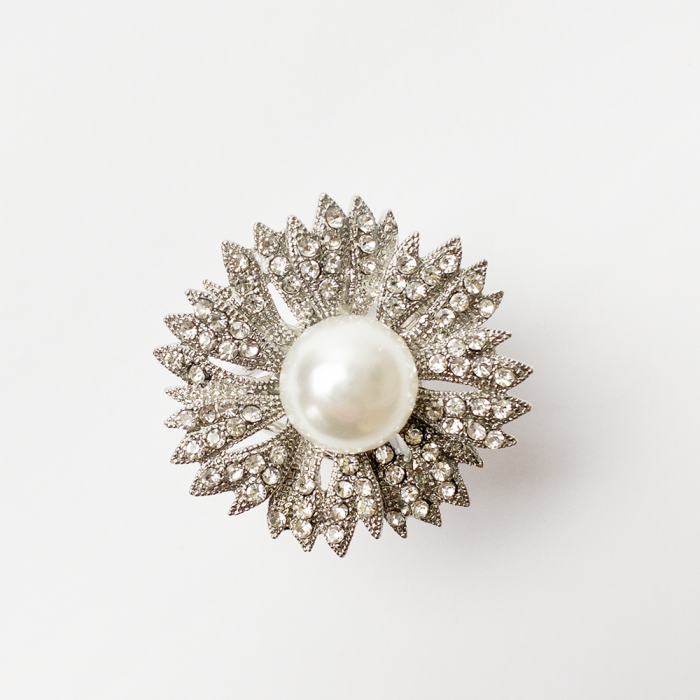 Brosa Floare Argintie Shopika | Accesoriu Elegant