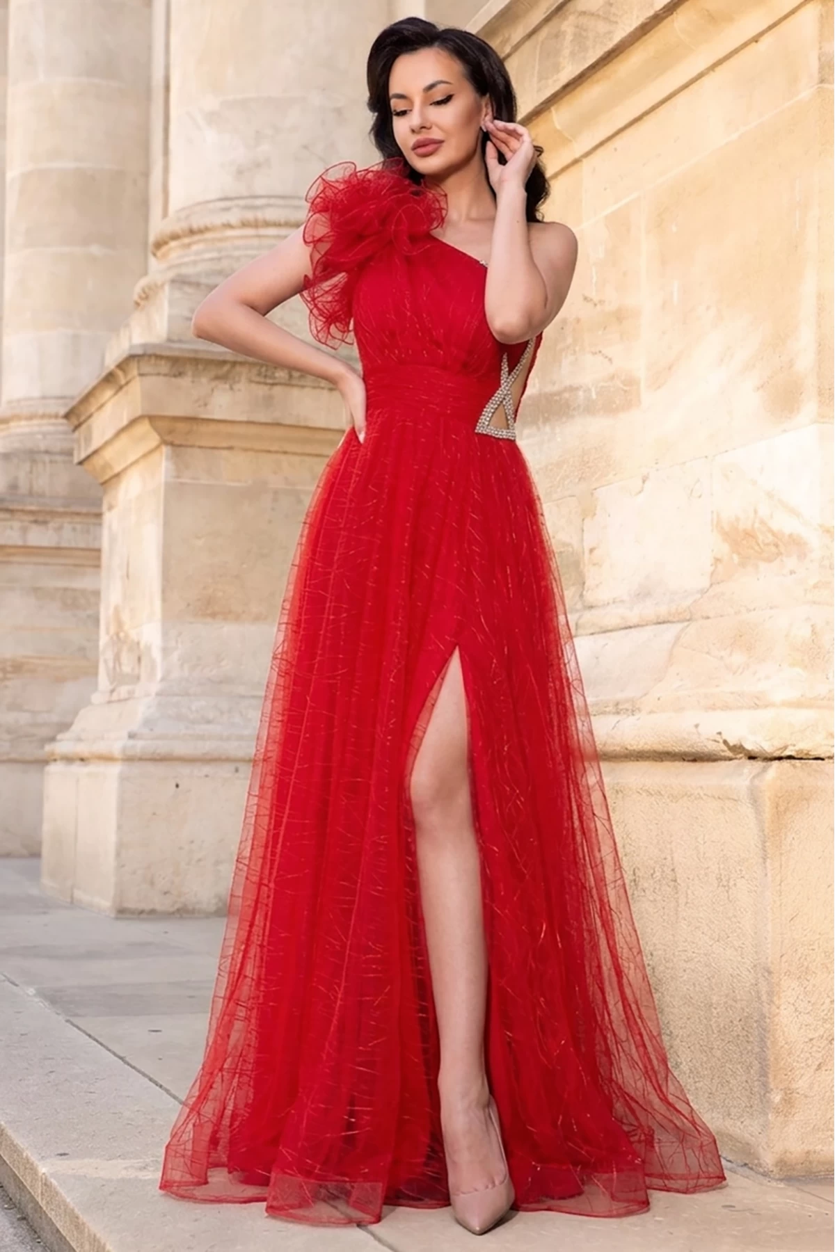 Rochie de seara rosie Clio din tulle brodat cu floare 3D pe umar si strassuri