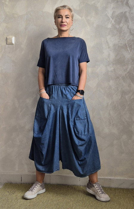 Pantaloni oversize albastru denim cu croiala ampla si buzunare