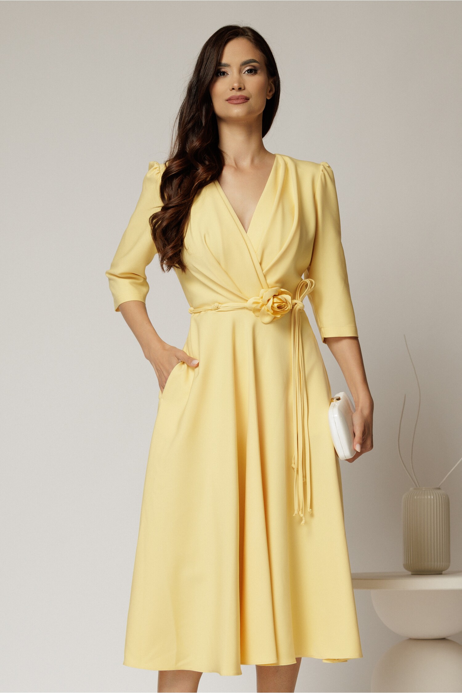 Rochie Midi Galbenă Stofă cu Flori și Croi Clos