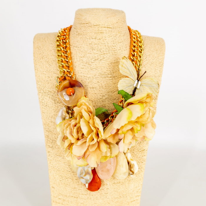 Colier statement bej cu floare E i fluture pe impletitura de lant  ,   stil italian