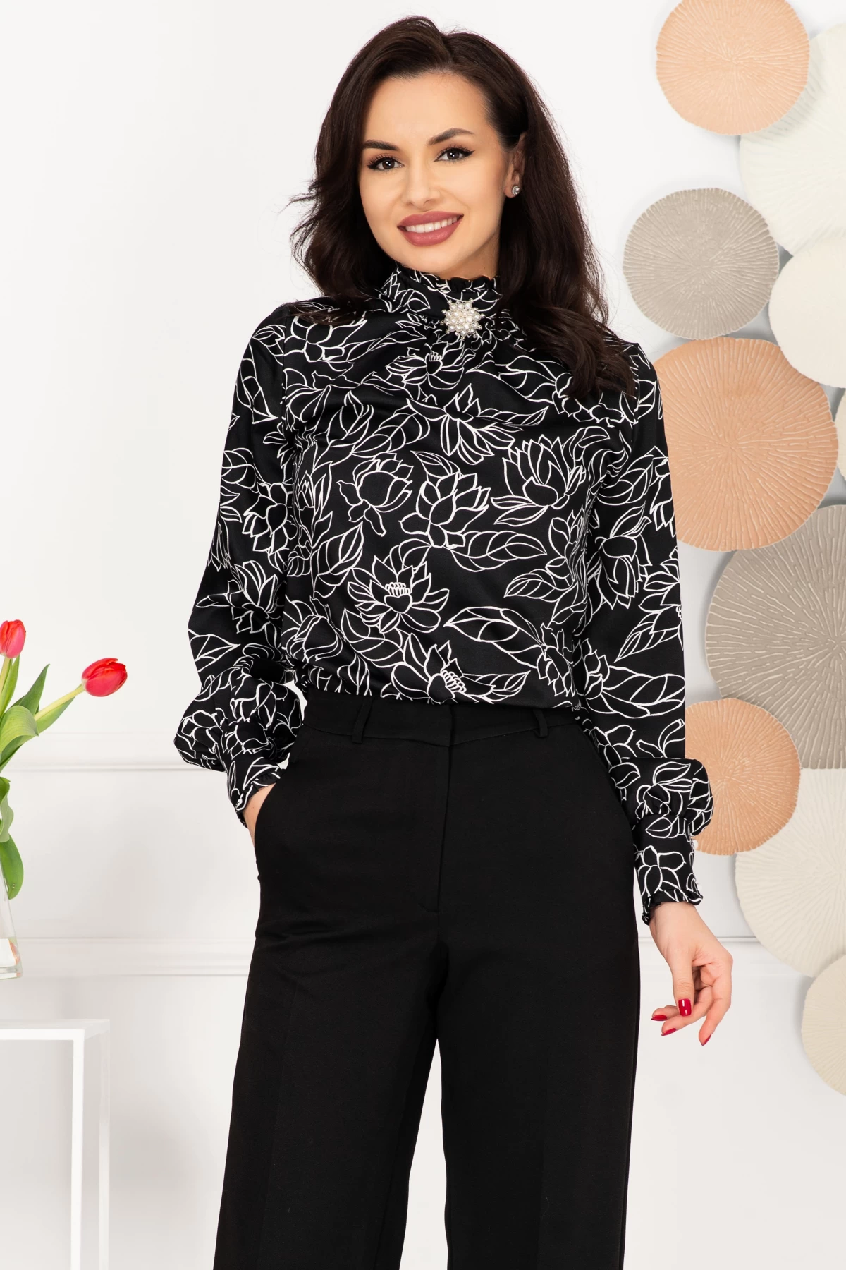 Bluza InPuff neagră elegantă cu imprimeu floral