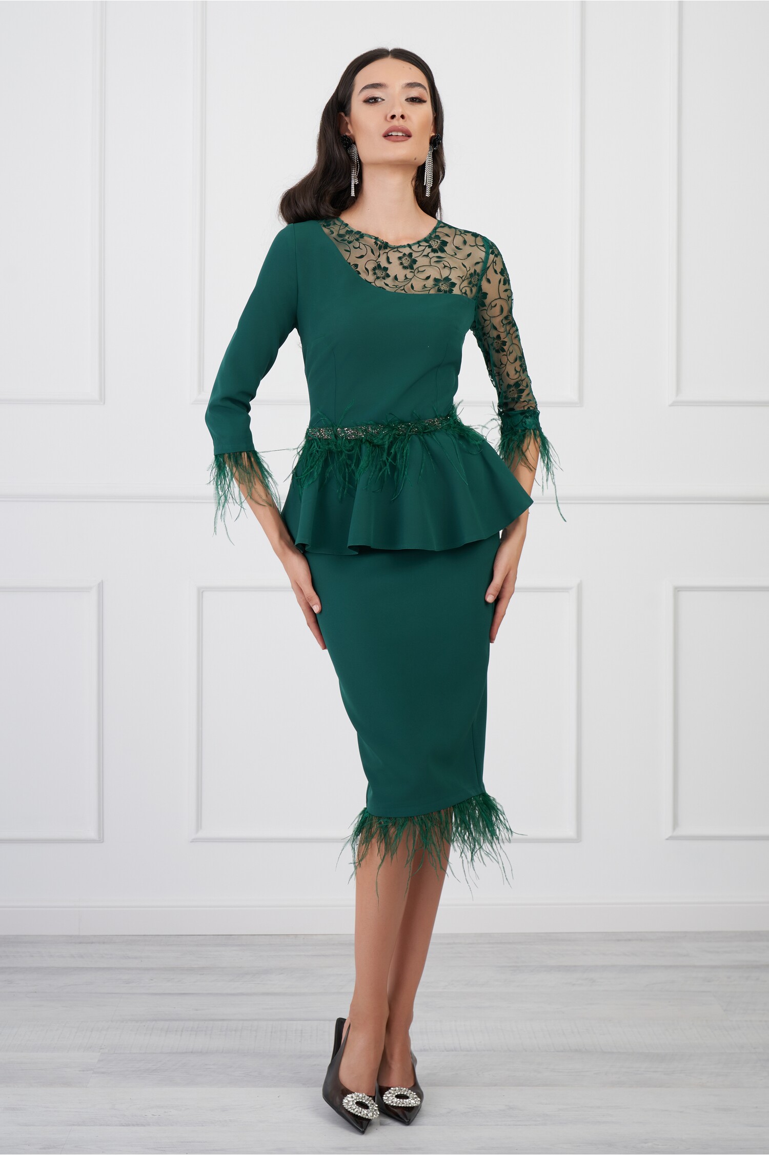 Rochie verde elegantă cu dantelă și pene