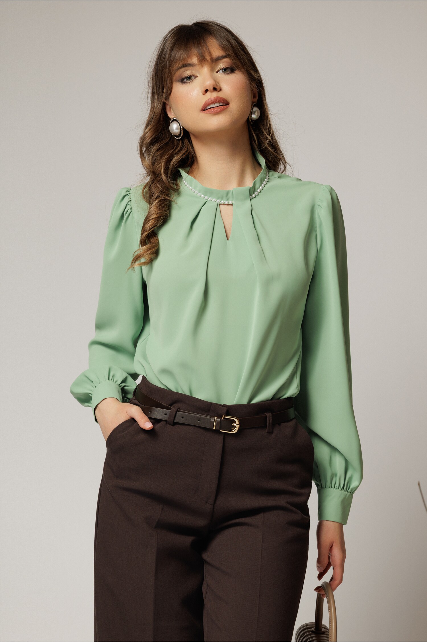 Bluza DY Fashion Verde Mint cu Perle și Decupaj Elegan