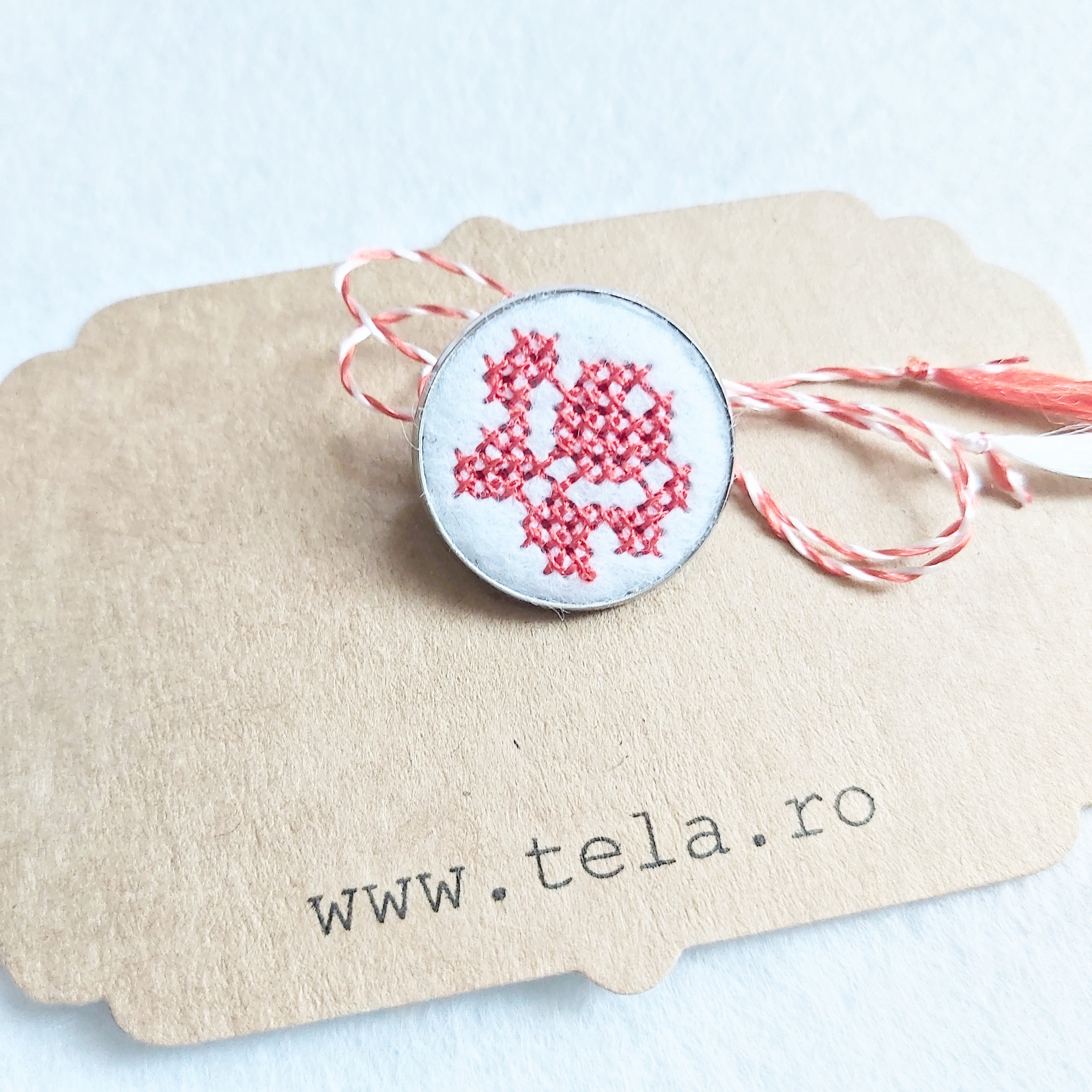 Brosa de inox cu broderie traditionala model trandafir Rosu