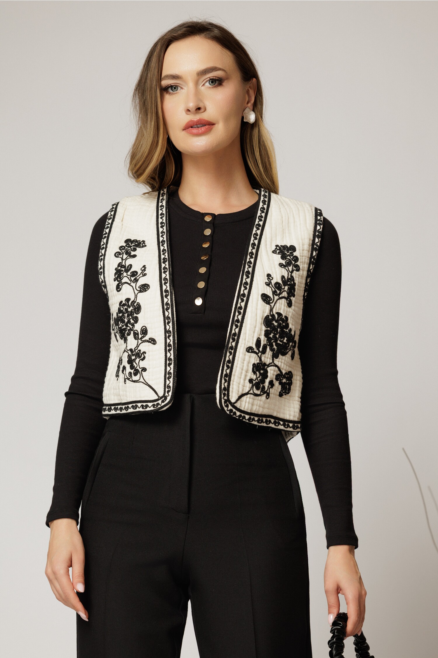 Vesta Muselina Broderie Neagra | Elegant si Confortabil