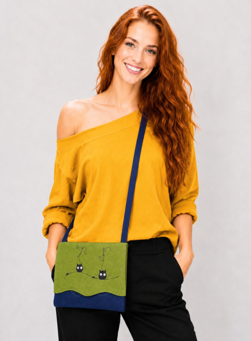 Geanta crossbody handmade, cu pisicute si mesaje pictate ,din piele naturala