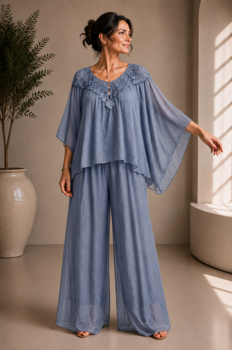 Bluza evazata din matase si vascoza cu dantela la decolteu si maneci vaporoase, albastru jeans usor prespalat