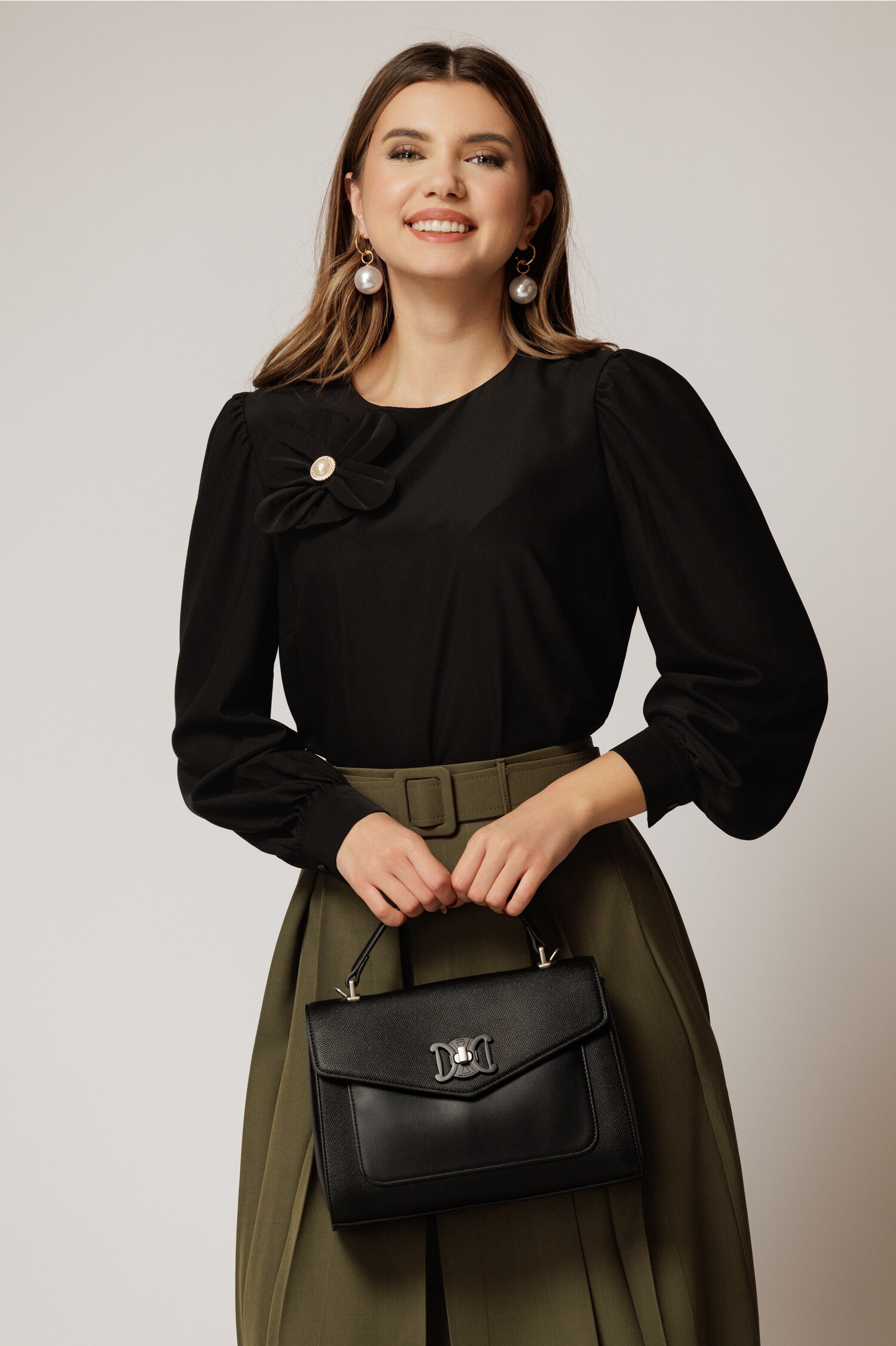 Bluza neagra eleganta cu maneci bufante si perla