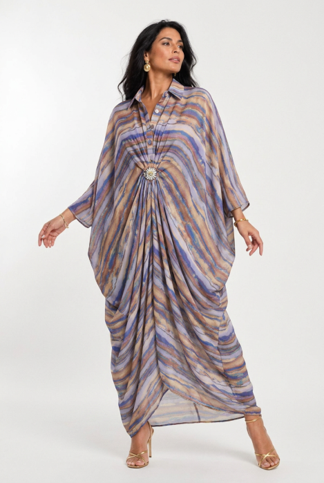 Rochie maxi tip caftan cu imprimeu multicolor, drapaj si brosa detasabila