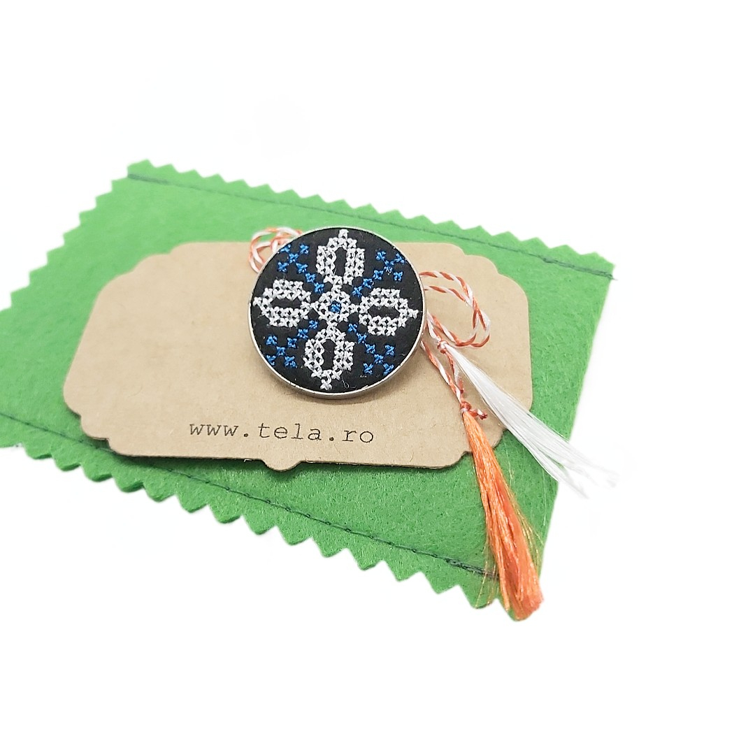 Brosa de inox cu broderie traditionala Alb si albastru