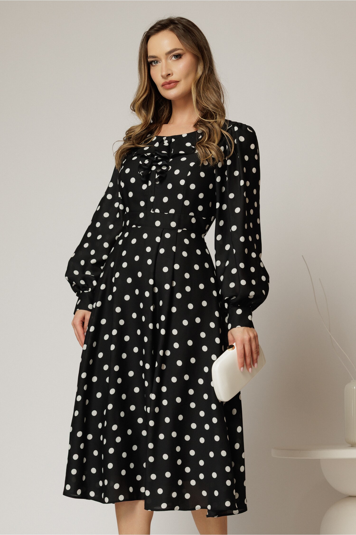 Rochie Midi Neagră cu Buline și Volanase