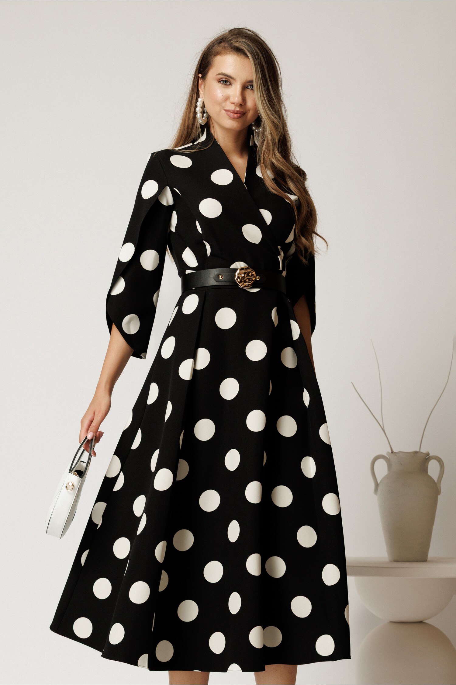 Rochie Midi Neagră cu Buline - Elegantă și Versatilă