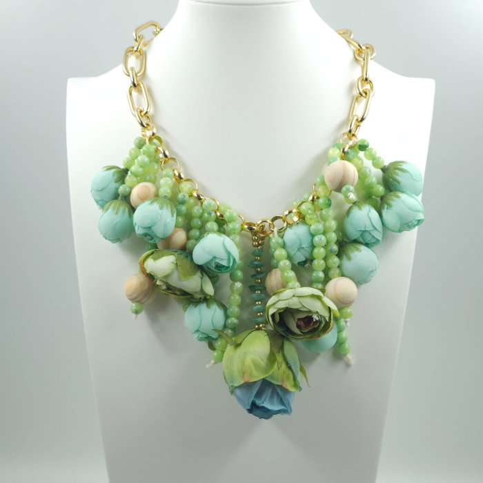 Colier statement cu flori decorative 3D in nuante pastelate de verde menta ,   design artistic