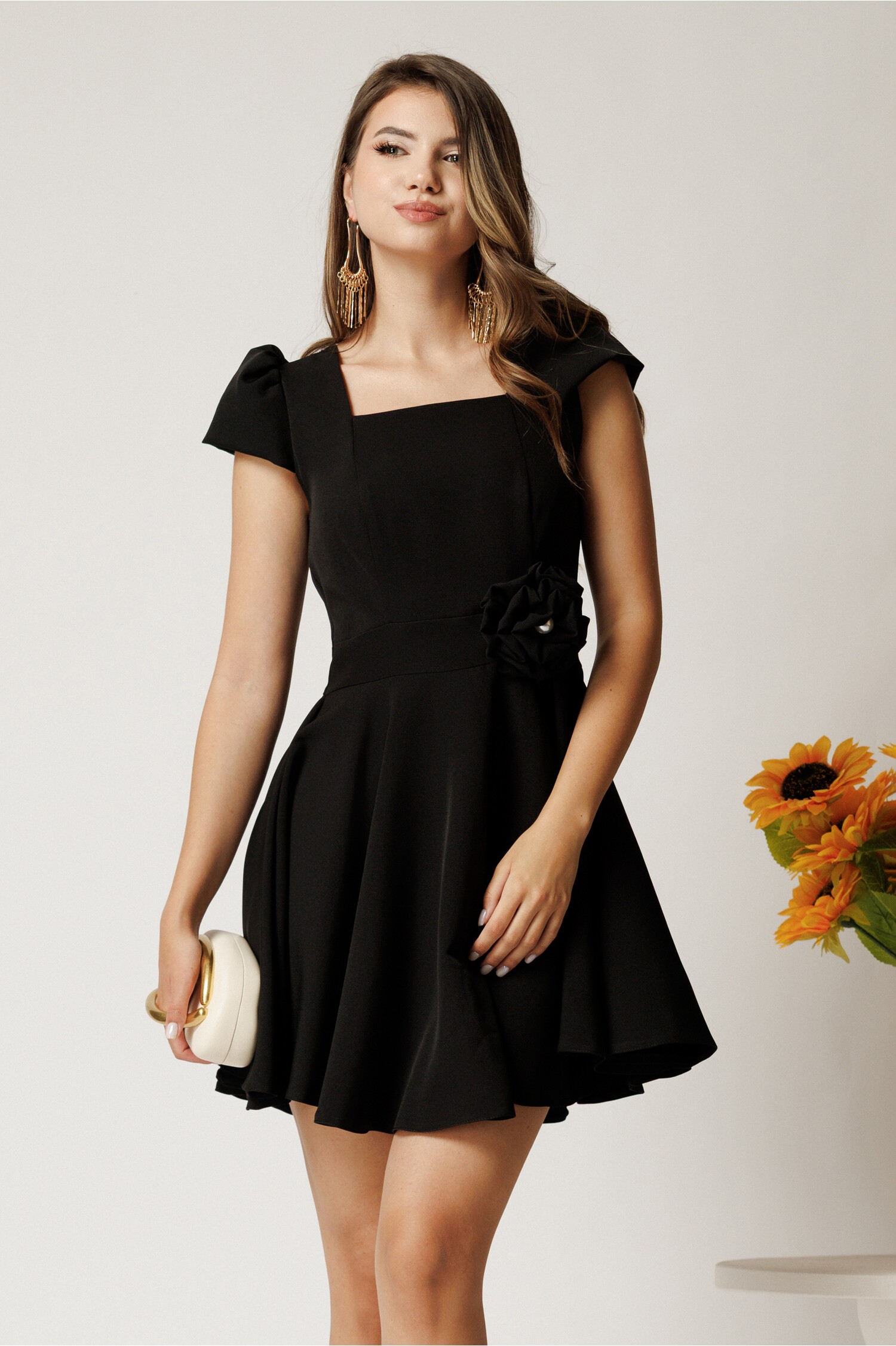 Rochie Neagra Eleganta cu Floare - Stil Clasic