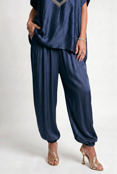 Pantaloni din matase si vascoza satinata cu croi lejer si elastic la glezna, bleumarin