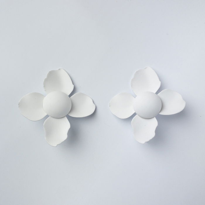 Cercei Floare Alb Mat Shopika | Accesoriu Statement