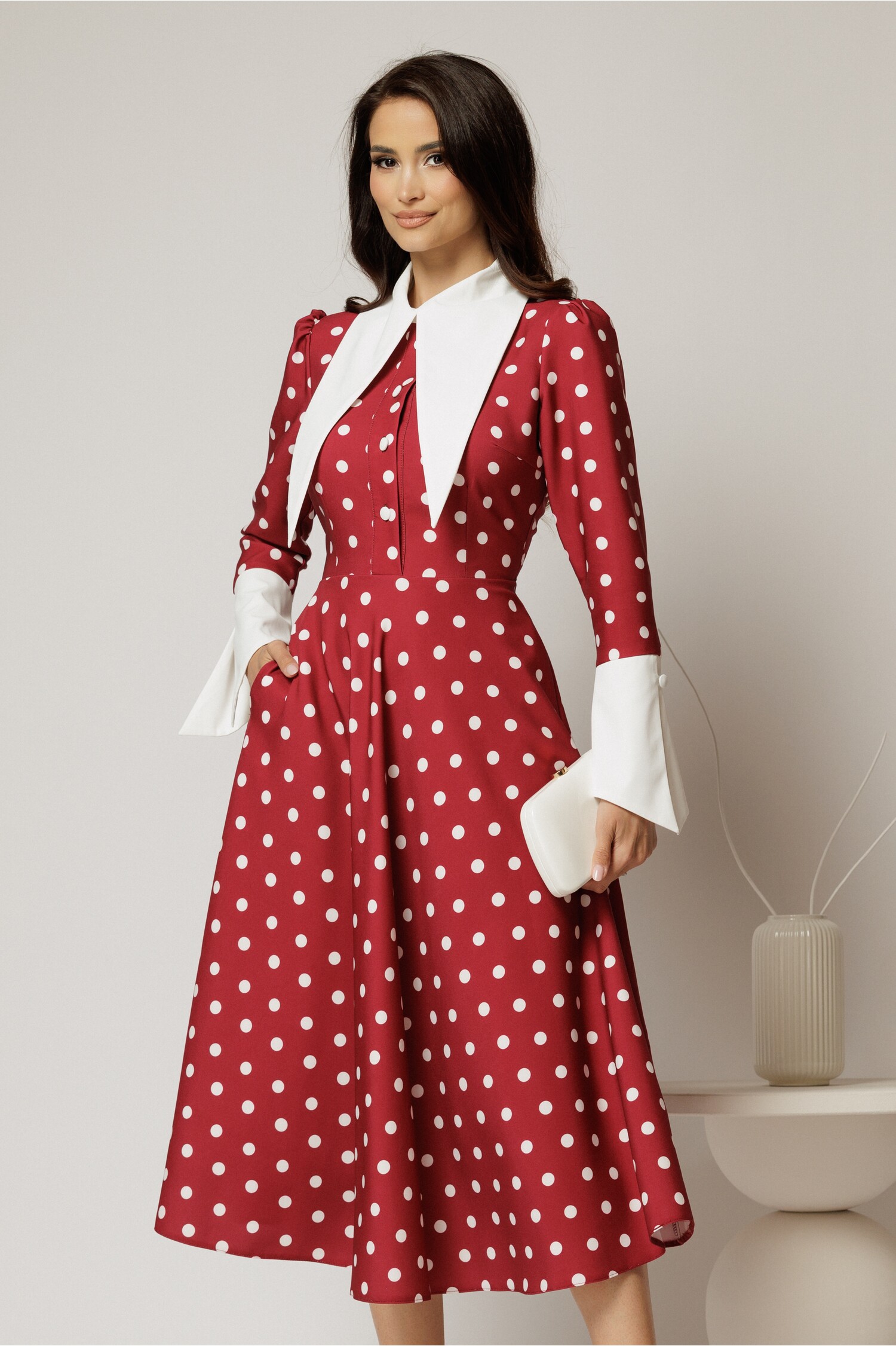 Rochie Midi Bordo cu Buline și Guler Ascutit
