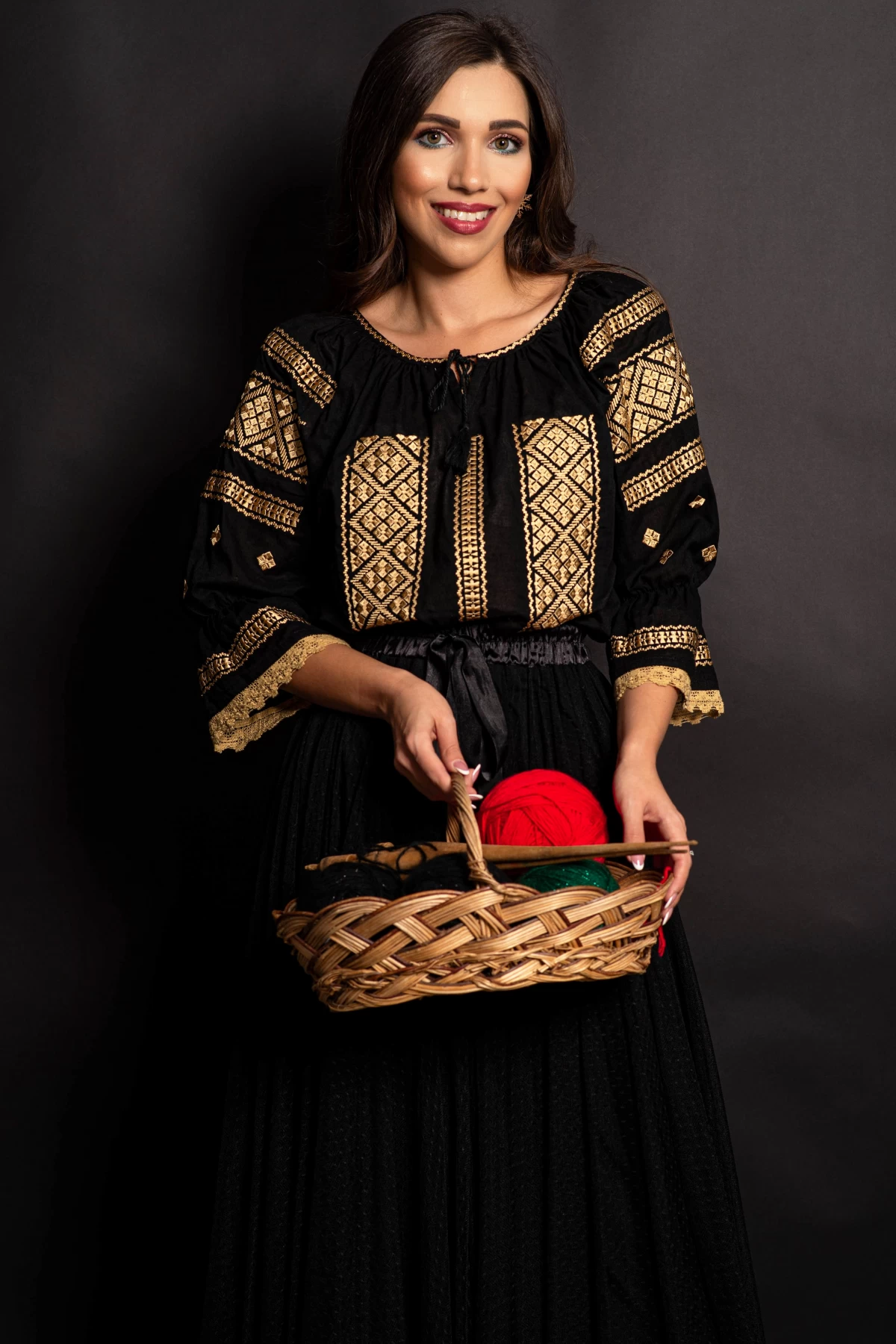 IE Sorina Neagră cu Broderie Aurie - Traditional