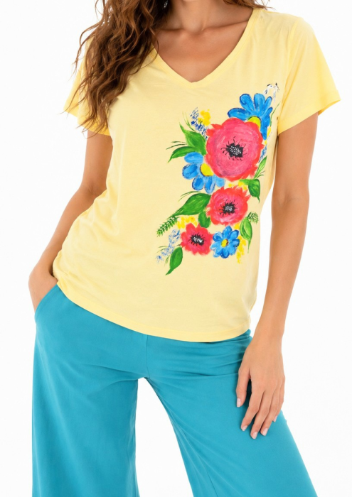 Tricou galben din bumbac  pictat manual, cu maci si flori de camp,unicat