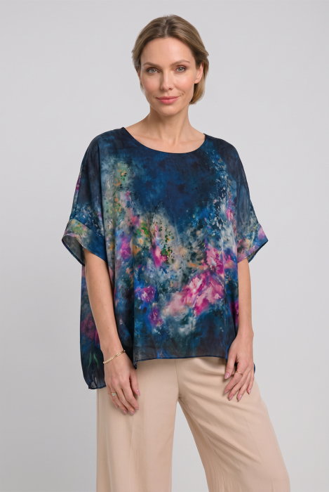 Bluza vaporoasa tip poncho din matase, croi oversized cu print pictural multicolora pe fond bleumarin
