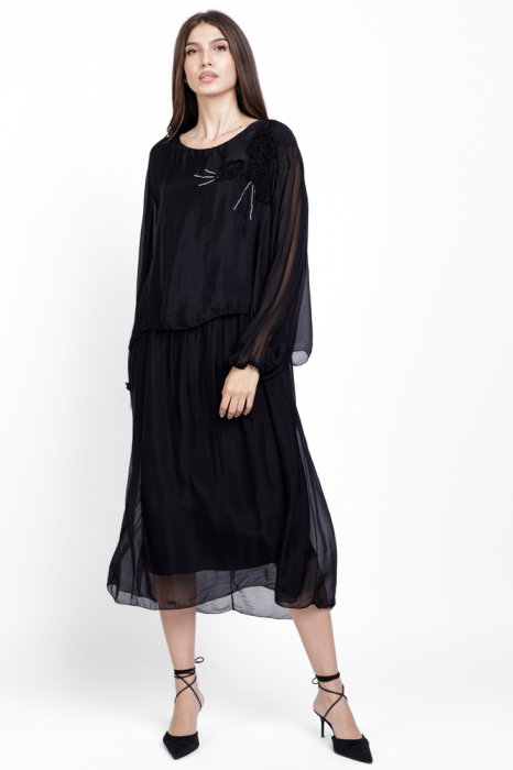 Rochie lunga neagra cu aplicatie floare si detaliu brodat argintiu, din matase si vascoza