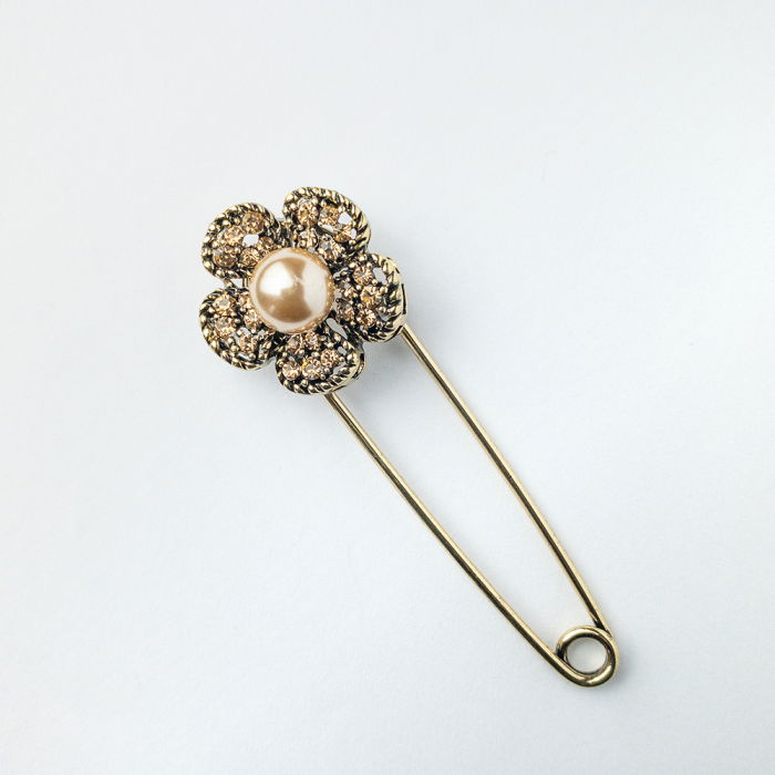 Brosa Aurie Floare Shopika | Eleganță și Stil