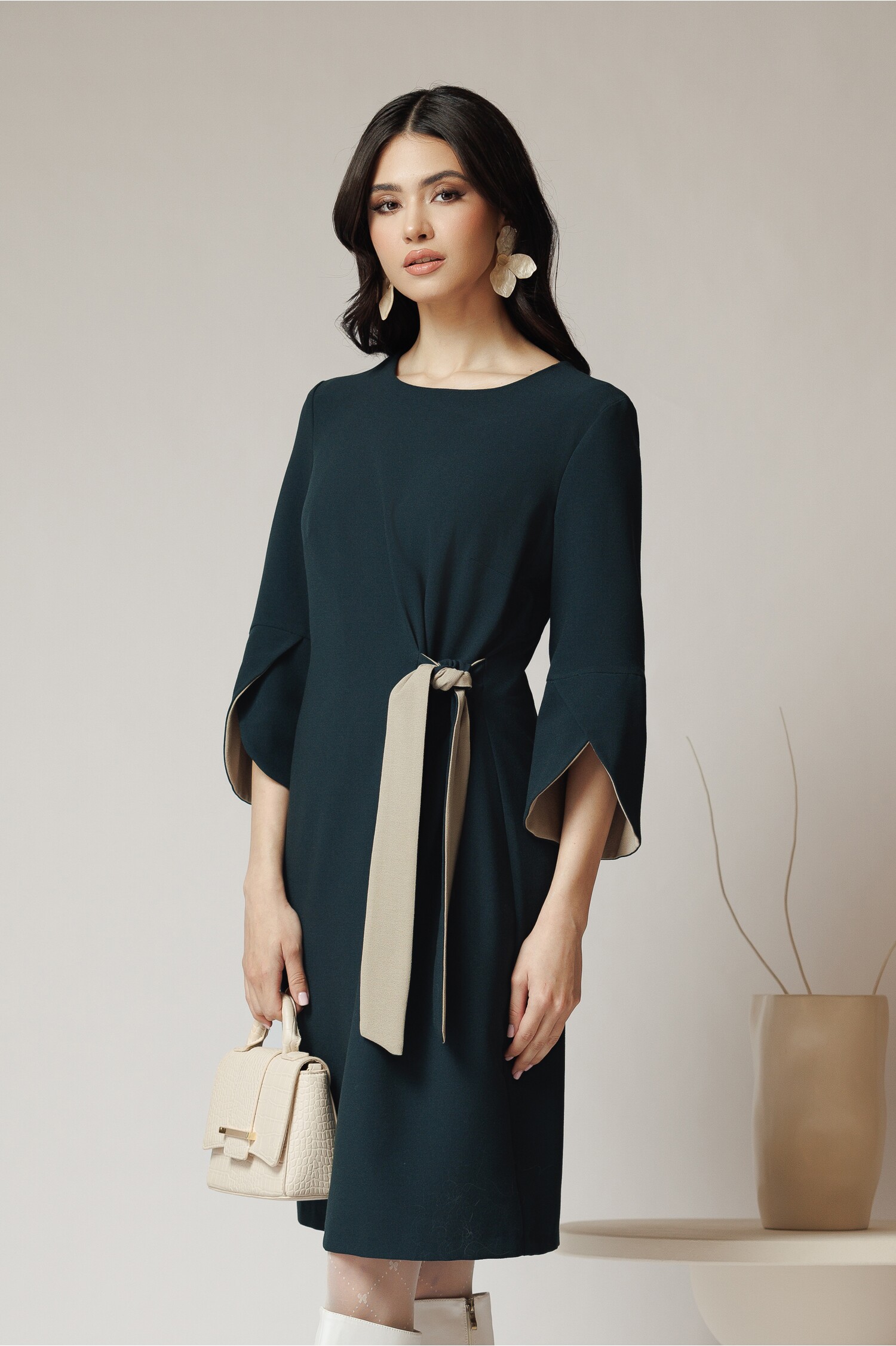 Rochie Office Verde cu Nod - Eleganță și Stil