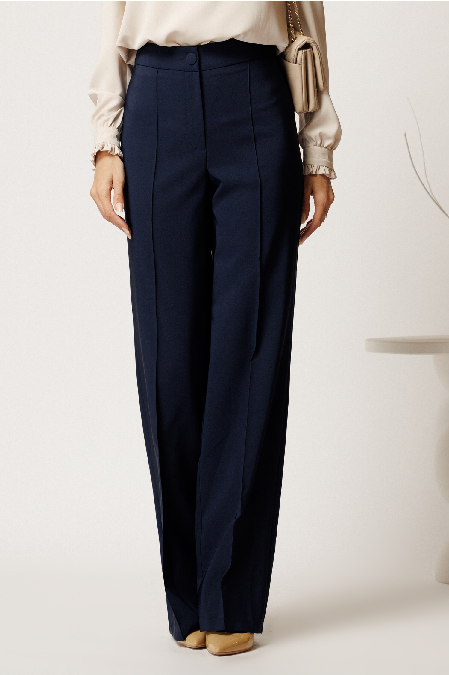 Pantaloni bleumarin evazați din stofă cu dungă