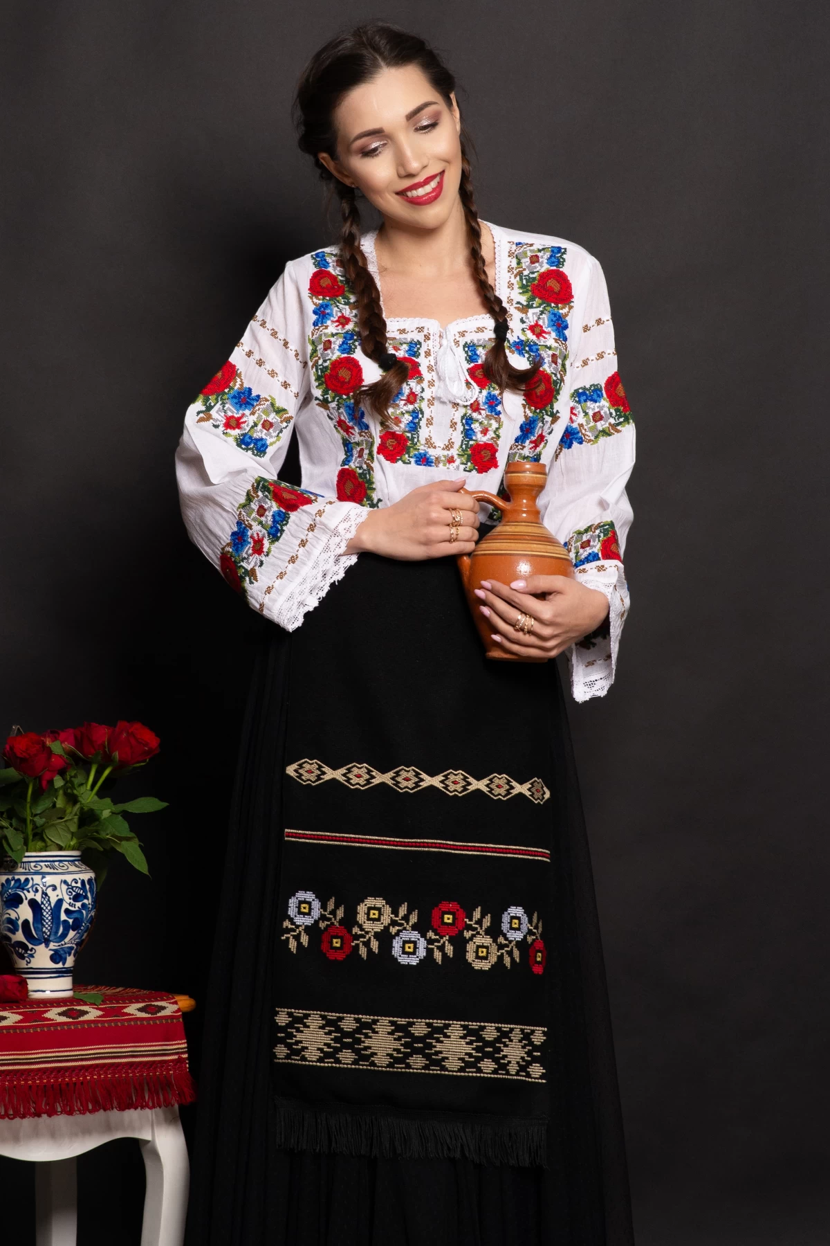 Fota Adina Tradițională cu Broderie Florala