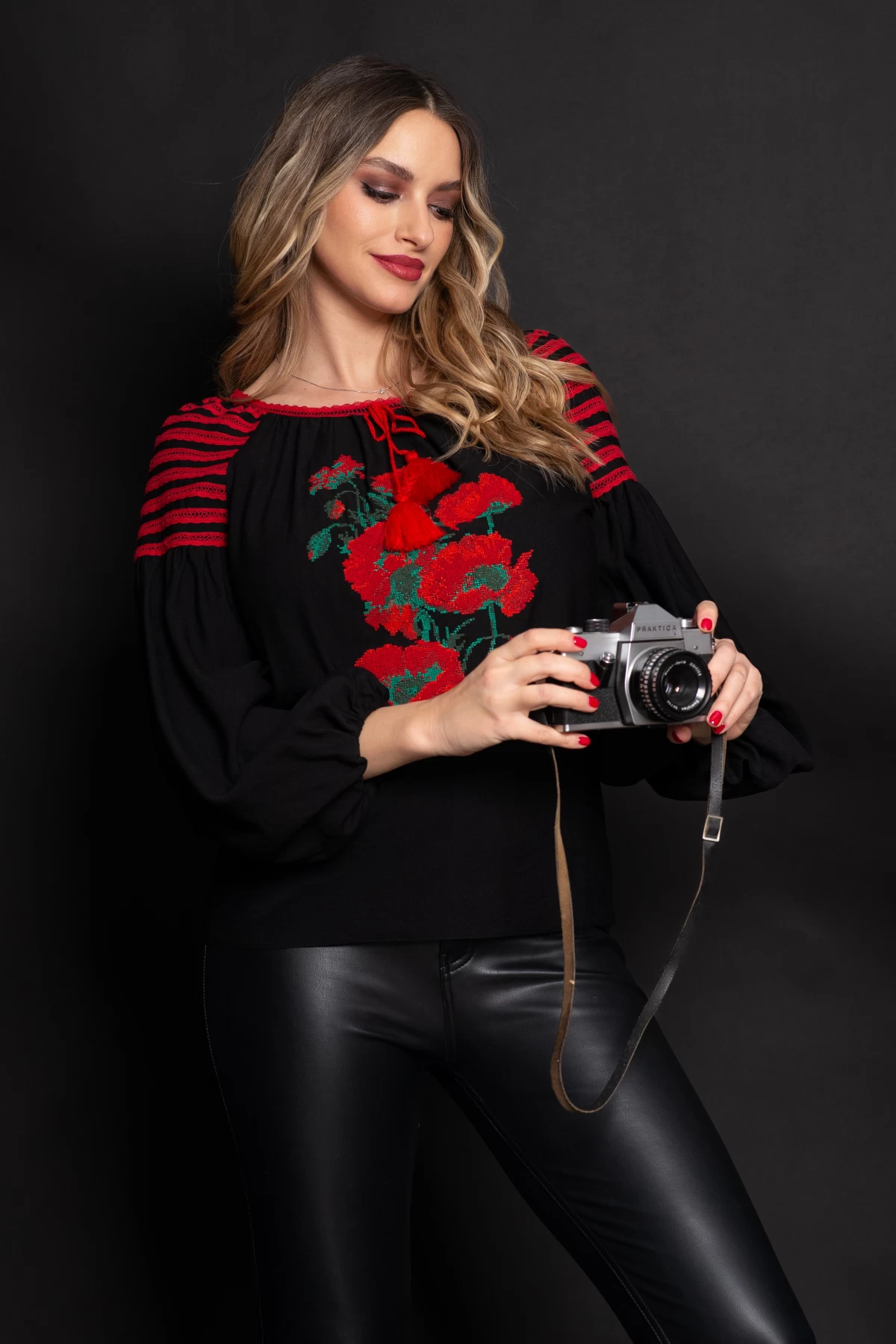 Bluza Effect cu Broderie Florală Elegantă